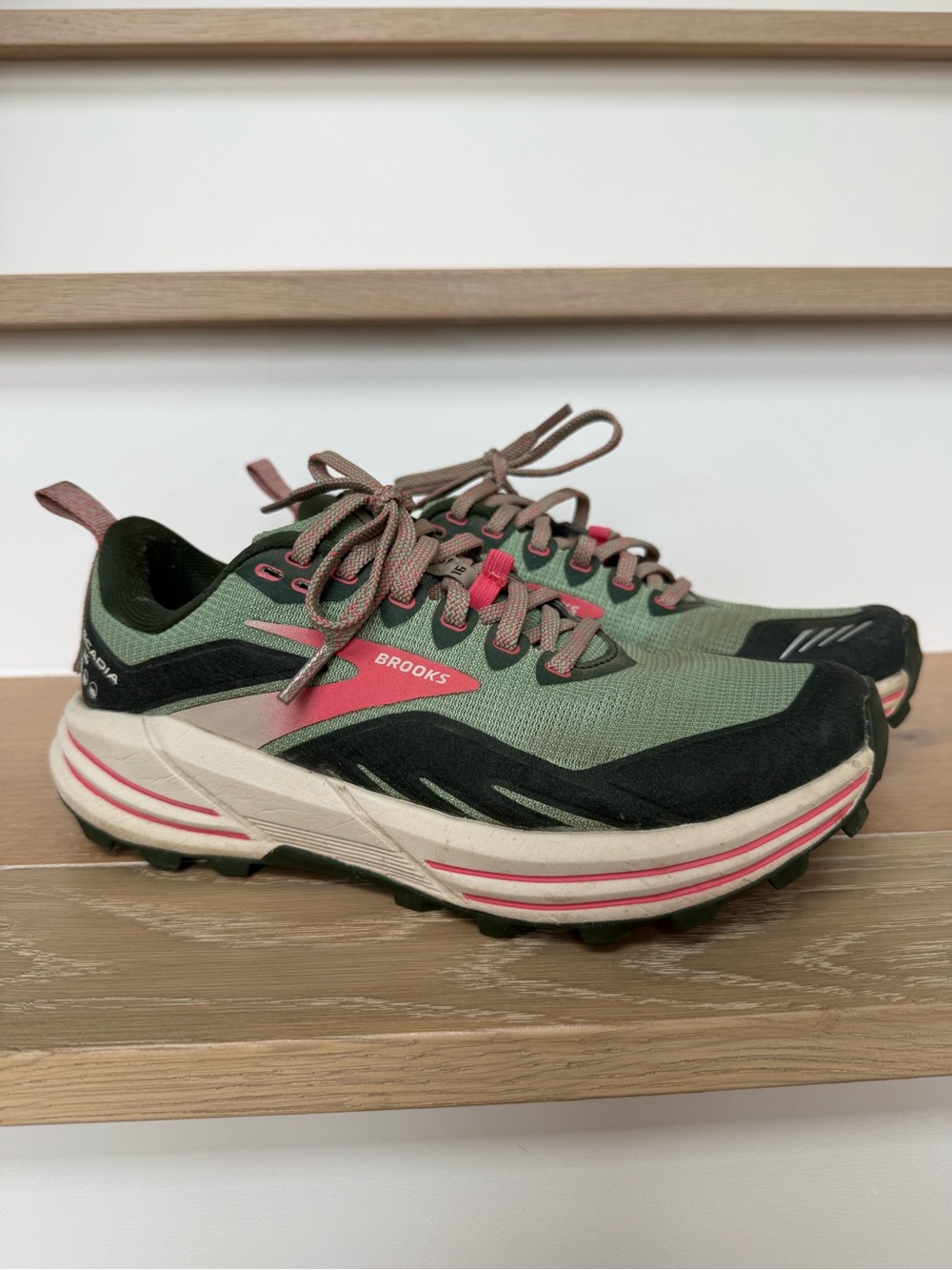 Brooks Cascadia 16 Women’s, trail hiking running shoes, 6.5, green pink